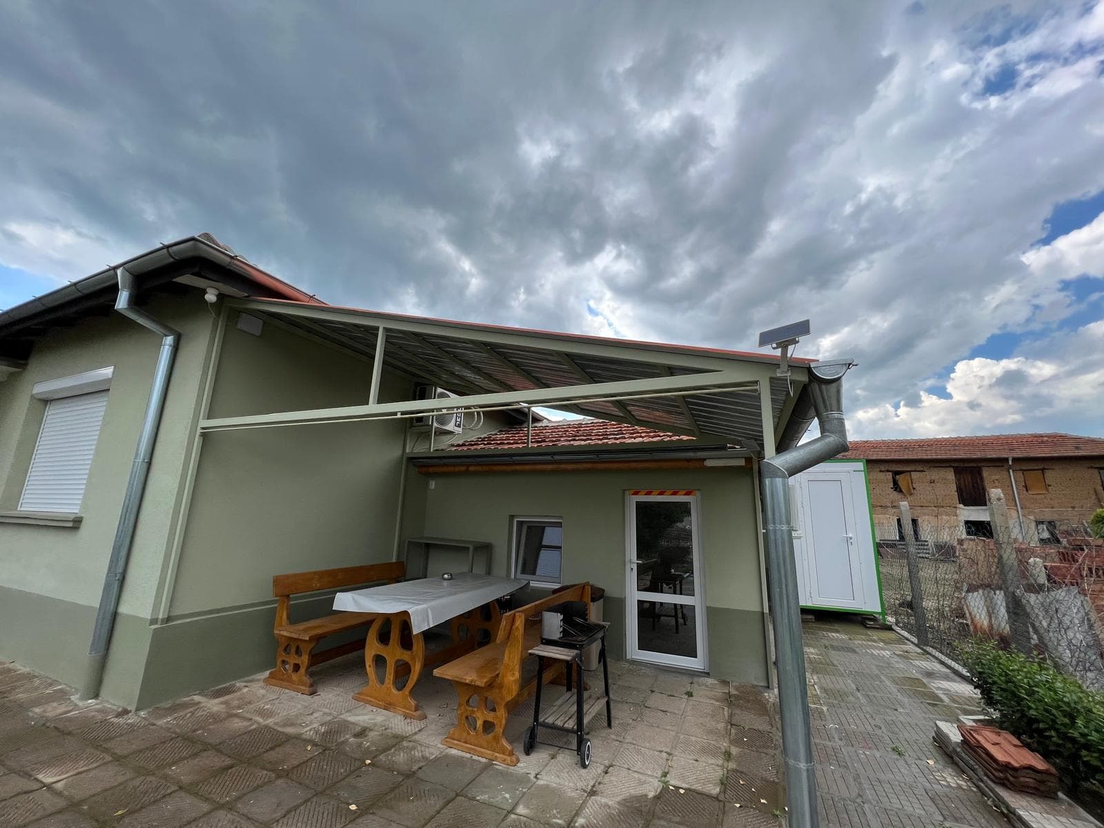 Двор и външен изглед на Apart Hotel Lyubimets в Любимец